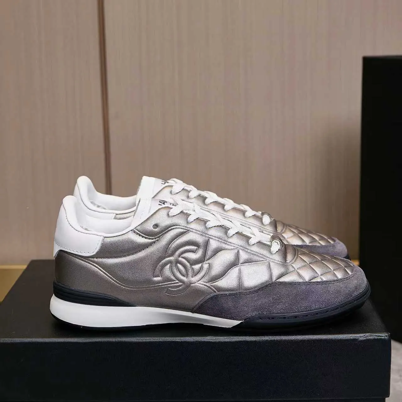 p560 Chanel Chanel - 2025 counter top casual sports shoes This classic design; the upper is electro-embroidered with a variety of craftsmanship; the outsole is fashionable and sporty; the extraordinary inclusion of a variety of color matching elements... The diversified mix and match is very beautiful and versatile, casual, fashionable, sports and outdoor can be taken into account... ꫛꫀꪝ Go➫ Materials: ❶Upper made of: Original imported mixed-breed sheep + craftsmanship ❷Inner uses: Original imported breathable sheepskin ❸ Outsole based on: Original TPU outsole Counter boutique packaging complete set Female 35–41 Male 39-45